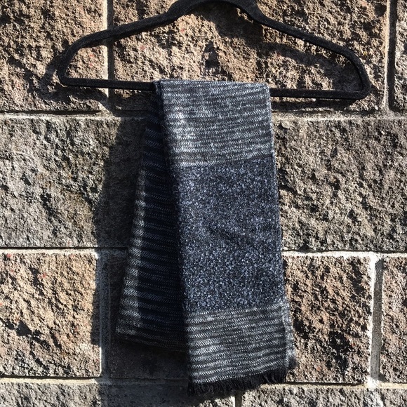 NWOT Tex by Max Azria wool-like grey scarf - Picture 1 of 13